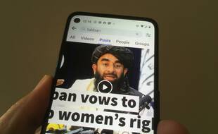 Facebook qui considère les talibans comme organisations terroristes a mis en place des outils cette semaine pour permettre aux Afghans de sécuriser leurs comptes d'éventuelles menaces.