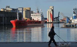 Un bateau pétrolier battant pavillon maltais à quai dans le port de Saint-Nazaire, en Loire-Atlantique, le 5 mars 2014