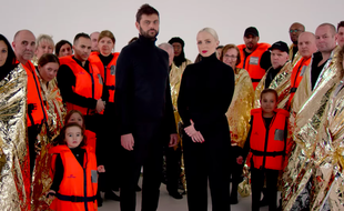 Jean-Karl Lukas et Emilie Satt (au centre, en tenues noires) dans le clip de