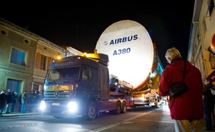 Un convoi transportant des pièces de l'Airbus A380 traverse le village de Lévignac, en Haute-Garonne, le 30 novembre 2011.