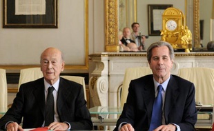 Le président du Conseil constitutionnel Jean-Louis Debré (d) et l'ex-président français Valéry Giscard d'Estaing le 20 mai 2010 au conseil à Paris