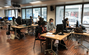 Sur la plateforme de la CPAM de Paris, une vingtaine de conseillers appellent les patients zéro et leurs cas contacts pour leur indiquer la marche à suivre.