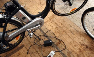 Un vélo électrique en démonstration, en septembre 2009, à l'hôtel de Ville de Paris.