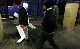 Echoués dans un univers inconnu, loin de leurs parents, quelque 8.000 "mineurs isolés étrangers" (MIE) en France rêvent d'apprendre un métier et d'une régularisation. Mais leur prise en charge, d'hôtels en foyers, est parfois chaotique, et leur avenir incertain.