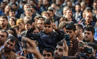 Manifestation pro-kurde devant la mairie de Diyarbakir, dans le sud-est de la Turquie, le 30 octobre 2016.