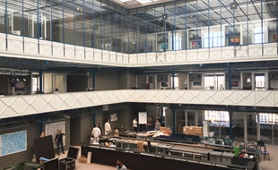 La Halle Héméra, à Bordeaux, dans l'atrium de l'ancienne usine Marie-Brizard.