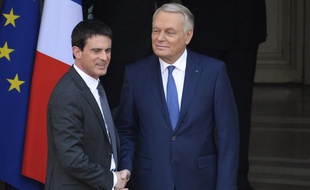 Manuel Valls et Jean-Marc Ayrault lors de la passation de pouvoir à Matignon, le 1er avril 2014.