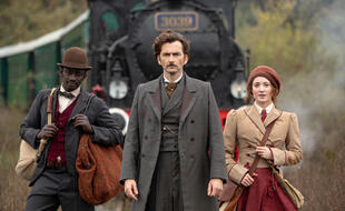 Ibrahim Koma (Passepartout), David Tennant (Phileas Fogg) et Leonie Benesch (Abigail «Fix» Fortescue) dans la saison 1 du « Tour du monde en 80 jours ».