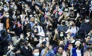 Lors d'une manifestation à Hong Kong après l'adoption de la loi américaine soutenant le mouvement pro-démocratie, cette semaine.