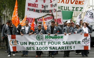 Les employés du groupe Heuliez lors d'une marche de protestation le 14 avril 2009, à Niort