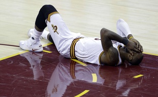 Lebron James au sol après une nouvelle défaite des Cavs face aux Warriors en finale de NBA.