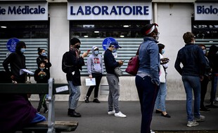 File d'attente devant un laboratoire de tests, à Paris (image d'illustration).