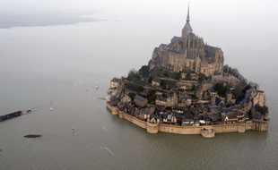 Le mont Saint-Michel, ici lors de la marée du siècle en 2015.