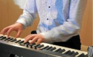 Vincent, pianiste et aveugle, aimerait pouvoir voter seul.