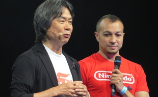 Shigeru Miyamoto, créateur de Mario, et Grégoire Hellot, traducteur et directeur de collection chez Kurokawa.