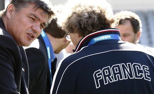 Le ministre des sports David Douillet (à g.) lors de sa visite en Nouvelle-Zélande auprès du XV de France de rugby, le 7 octobre 2011 à Auckland.