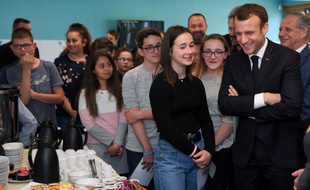 Emmanuel Macron dans un lycée qui distribue des petits-déjeuners. (archives)