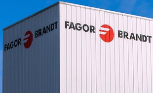Deux des quatre candidats à la reprise du fabricant d'électroménager FagorBrandt se sont "retirés", les deux offres encore en lice étant celles du groupe algérien Cevital et de Variance Technologie, a-t-on appris mercredi de sources syndicales.