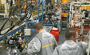 Dans l'usine Renault de Maubeuge.