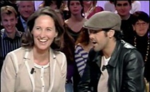 Ségolène Royal a assisté vendredi soir à Paris à la dernière représentation du Jamel Comedy Show, le spectacle de Jamel Debbouze, où elle a été acclamée par le public et le comédien qui l'a fait monter sur scène en la surnommant "Marie Poppins".