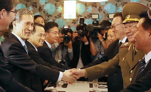 Kim Kwan-Jim (g), conseiller à la sécurité de la présidente sud-coréenne Park Geun-HyeSouth, serre la main du vice-président de la Commission nationale de défense nord-coréenne Hwang Pyong-So à Incheon, à l'ouest de Séoul, le 4 octobre 2014