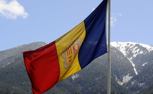Le drapeau andorran flotte au-dessus de la principauté pyrénéenne.