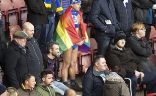 Un supporter avec le drapeau arc-en-ciel