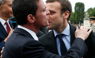 Manuel Valls et Emmanuel Macron à leur arrivée au traditionnel défilé le 14 juillet 2016 sur les Champs Elysées à Paris