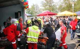 Les secours allemands viennent en aide aux blessés.
