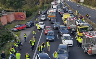 Des "gilets jaunes" sur la rocade de Toulouse, le 17 novembre 2018.
