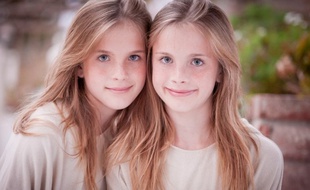 Les jumelles Noelle et Cali Sheldon ont interprété Emma, le bébé de Ross et Rachel dans