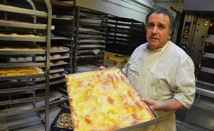 Alain Olmeda, et sa célèbre fougasse d'Aigues-Mortes.