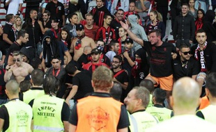 Des agents de sécurité face aux supporters niçois, le 18 octobre 2014 lors du match de L1 contre Bastia, à Nice
