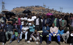 Des milliers de mineurs se sont rassemblés vendredi à la mine de Marikana, en Afrique du Sud, pour une journée de commémoration, un an après une fusillade policière qui y a fait 34 morts et 78 blessés, provoquant un véritable traumatisme.