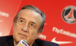 Le président du PSG, Charles Villeneuve lors d'une conférence de presse au Parc des Princes, le 15 juillet 2008.