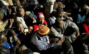 Cinq morts par jour en moyenne en 2011 aux frontières européennes: le réseau Migreurop livre jeudi pour la première fois un bilan de ce qu'elle appelle "la guerre aux migrants" livrée par l'Union européenne.