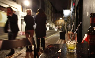 Illustration: Personnes dans la rue la nuit.
