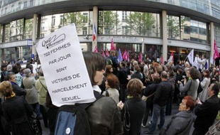 Quelque 200 personnes se sont rassemblées samedi à proximité du Conseil constitutionnel, à l'appel d'associations féministes, pour dénoncer l'abrogation immédiate par cette instance de la loi sur le harcèlement sexuel, un "affront aux droits des femmes", et exiger une nouvelle loi.