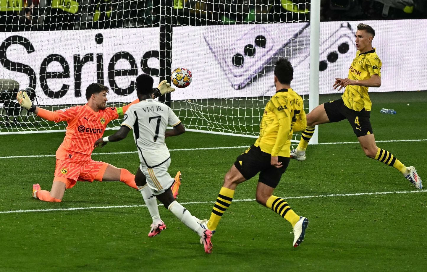 Dortmund Real Madrid Le Real plus fort que tout Longtemps ballotes les Madrilenes remportent leur 15e C1. La finale a revivre en direct