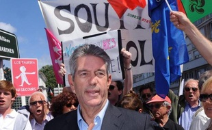 Le maire d'Arcangues dans les Pyrénées-Atlantiques, qui refuse de marier deux homosexuels, a annoncé lundi au sous-préfet de Bayonne qu'il n'appliquerait pas la loi sur le mariage pour tous en dépit des sanctions encourues.
