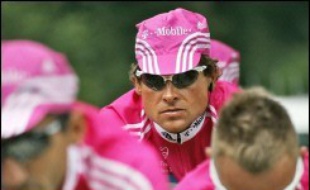 L'Allemand Jan Ullrich, soupçonné d'avoir utilisé le réseau de dopage sanguin du médecin espagnol Eufemiano Fuentes, a annoncé jeudi avoir résilié avec effet immédiat sa licence avec la Fédération suisse de cyclisme, affirmant toutefois qu'il ne mettait pas fin à sa carrière.