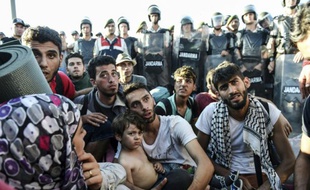 Des Syriens bloqués par la police turque les empêchant de poursuivre leur route vers la frontière grecque, à Edirne, le 19 septembre 2015