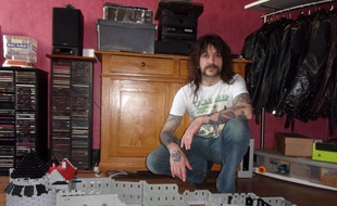 Georges Ricardbacker n'est pas passionné que de Lego. Il est aussi chanteur et bassiste d'un groupe de hard-rock, « Of Steel ».