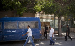 Le 19 septembre 2012. Après les messages hostiles de groupes salafistes vus sur les réseaux sociaux, le gouvernement Tunisien a déployé d'importantes forces de police autour de l'ambassade de France de Tunis. L'ambassade sera fermée vendredi, jour de prière dans les mosquées.