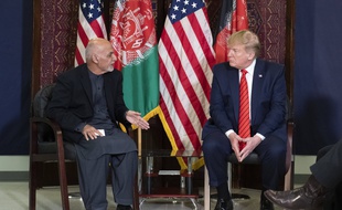 Donald Trump avec son homologue afghan Ashraf Ghani le 28 novembre 2019 sur la base américaine de Bagram en Afghanistan.
