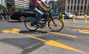 La piste cyclable de la place de la Catalogne dans le 14e arrondissement