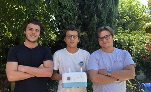 L'équipe de Plug'Heur, avec leur solution de libre-service pour récupérer un chargeur de téléphone.