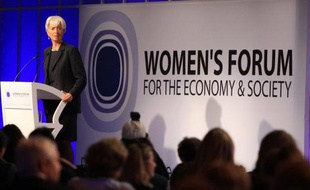 Les femmes cadres dirigeantes des entreprises gagnent 22% de moins que les hommes en moyenne en Europe, selon une étude du cabinet Mercer, spécialisé en ressources humaines, publiée mardi.