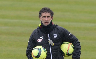 Pierre Espanol, l'adjoint d'Ulrich Ramé aux Girondins, lors d'une séance d'entraînement au Haillan, le 18 mars 2016. / AFP PHOTO / NICOLAS TUCAT
