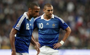 Les attaquants de l'équipe de France, Thierry Henry et Karim Benzema, lors du match France - Roumanie, le 5 septembre 2009 au Stade de France.